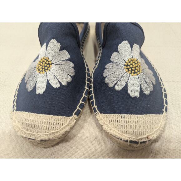 Blue canvas espadrilles w/daisy embroidery Walk With Me by Coldwater Creek 8 - Picture 4 of 8